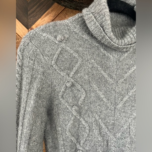 Saks Fifth Avenue Cashmere grey sweater size small - Picture 2 of 9